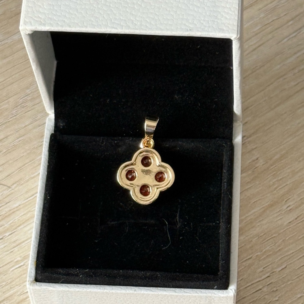 Gold four leaf clover Pendant Necklace - Picture 3 of 3